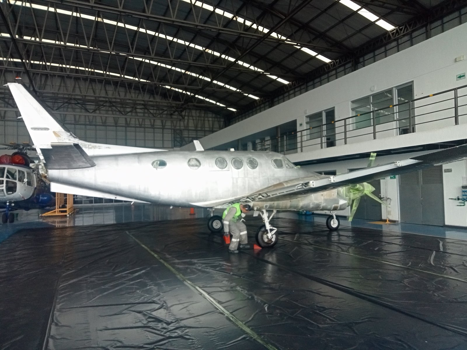 Foto de avión en hangar (fondo del hero)